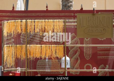 Sakhir, Bahreïn. 11 avril 2025. SAKHIR, BAHREÏN - 11 AVRIL : vue d'ensemble du stand Barilla dans le paddock lors des essais avant le Grand Prix de F1 de Bahreïn sur le circuit International de Bahreïn le 11 avril 2025 à Sakhir, Bahreïn. (Photo de Qian Jun/Paddocker) crédit : Jun QIAN/Alamy Live News Banque D'Images