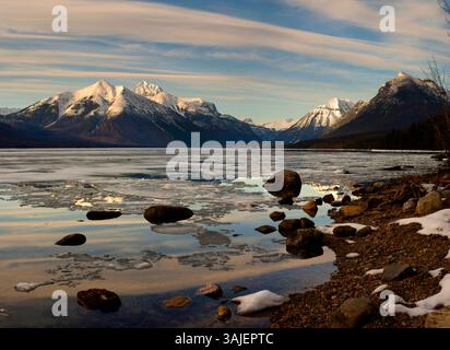 Dégel hivernal sur le lac McDonald dans le parc national des glaciers. Banque D'Images