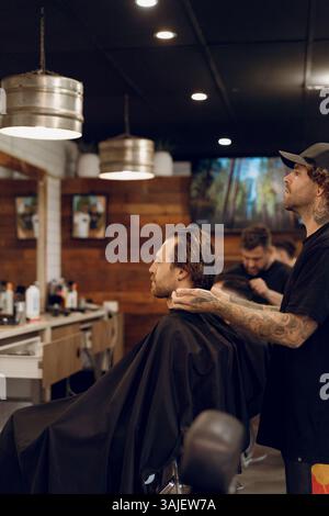 Salon de coiffure la coupe de cheveux du jeune homme dans le salon Banque D'Images