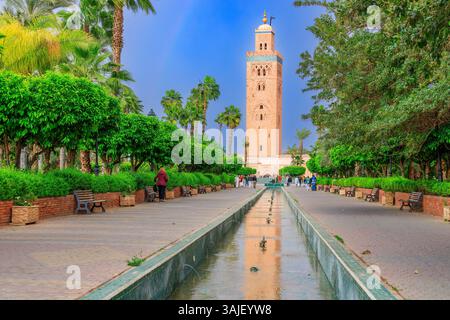 Marrakech, Maroc - 23 mars 2024 : minaret de la mosquée Koutoubia dans le quartier de la Médina. Banque D'Images