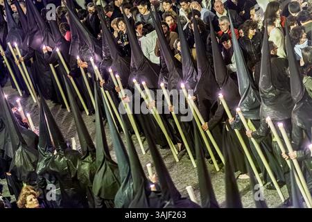 Séville, Espagne, 9 avril 2009, Nazarenos de Gran Poder portent des bougies alors qu'ils marchent dans une rue étroite remplie de spectateurs pendant la semaine Sainte au se Banque D'Images