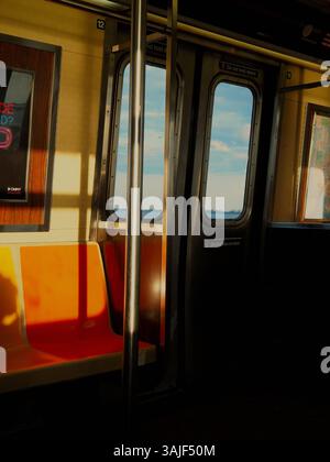 Vue sur la fenêtre du train de New York City dans Far Rockaway Banque D'Images