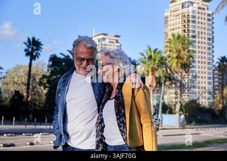 Couple senior profitant d'une promenade ensemble. Banque D'Images