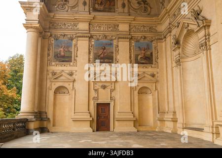 Vue en bas angle des maisons de ville ornées de Prague atteignant le ciel. La perspective au niveau du sol capture les façades décoratives, les détails baroques et traditionnels Banque D'Images