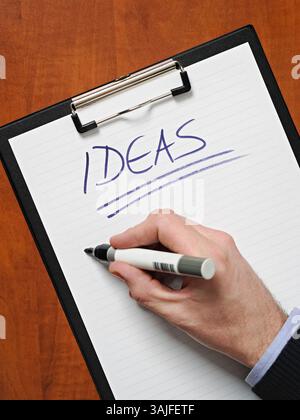 Rédaction d'idées pendant une séance de brainstorming Banque D'Images