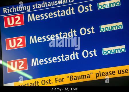 U-Bahn Linie U2 fährt zur Bauma, München, avril 2025 Deutschland, München, avril 2025, U-Bahn Linie U2 zur bauma, Baumaschinenmesse, Zugzielanzeiger im U-Bahnhof, fährt Richtung Messestadt Ost, Bauma vom 7.-13. Avril 2025, Messe München, über 550,000 Besucher erwartet, ÖPNV, Öffentlicher Nahverkehr, Verkehr, Bayern *** la ligne de métro U2 va à Bauma, Munich, avril 2025 Allemagne, Munich, avril 2025, ligne de métro U2 jusqu'à Bauma, salon des engins de chantier, affichage de la destination du train à la station de métro, direction Messestadt Ost, Bauma du 7 au 13 avril 2025, Messe München, plus de 5 Banque D'Images