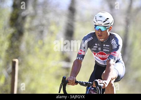 Roubaix, France. 11 avril 2025. Le belge Jasper Philipsen d'Alpecin-Deceuninck photographié lors de la reconnaissance de la piste de la course cycliste d'une journée Paris-Roubaix, autour de Roubaix, France, vendredi 11 avril 2025. BELGA PHOTO JASPER JACOBS crédit : Belga News Agency/Alamy Live News Banque D'Images