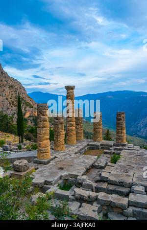 Vue panoramique en soirée du site archéologique de Delphes en Grèce centrale avec des piliers debout du Sanctuaire d'Apollon Banque D'Images