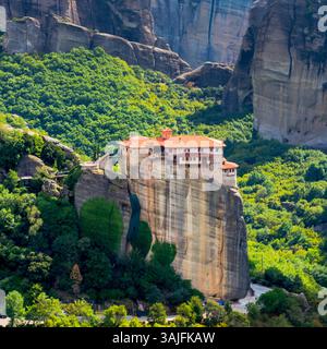 Vue panoramique ensoleillée sur les Monastеry оf préparant Barbаra Roussanоu dans les montagnes des Météores, Thessalie, Grèce Banque D'Images
