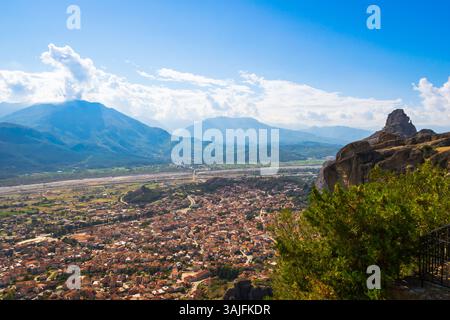 Vue panoramique ensoleillée de la ville de Kalabaka depuis les monastères des Météores en Thessalie, Grèce Banque D'Images