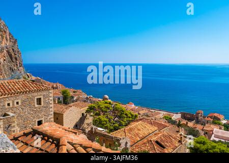 Vue panoramique de Monemvasia, ville fortifiée byzantine dans la région de Laconie, Grèce avec mer Égée Banque D'Images