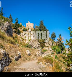Vue panoramique du site archéologique de Mystras avec ruines de maison et chemin en Laconie, Grèce Banque D'Images