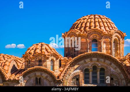 Dômes rouges de l'église Sainte Métropolitaine de Saint Démétrius à Mystras ville fortifiée byzantine en Laconie, Grèce Banque D'Images