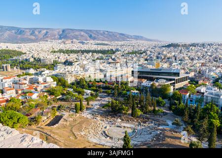 Vue panoramique du théâtre de Dionysos et du musée de l'Acropole avec la ville d'Athènes en arrière-plan, Grèce Banque D'Images