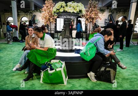 Le vendredi 5 avril 2025, les clients envahissent le pop-up de la collection Kate Spade for Target dans le quartier branché de Meatpacking à New York. L'avant-première a permis aux clients d'acheter des articles de la collection qui seront offerts dans les magasins Target le 12 avril. (© Richard B. Levine) Banque D'Images