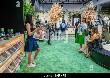Le vendredi 5 avril 2025, les clients envahissent le pop-up de la collection Kate Spade for Target dans le quartier branché de Meatpacking à New York. L'avant-première a permis aux clients d'acheter des articles de la collection qui seront offerts dans les magasins Target le 12 avril. (© Richard B. Levine) Banque D'Images