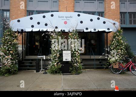 Le vendredi 5 avril 2025, les clients envahissent le pop-up de la collection Kate Spade for Target dans le quartier branché de Meatpacking à New York. L'avant-première a permis aux clients d'acheter des articles de la collection qui seront offerts dans les magasins Target le 12 avril. (© Richard B. Levine) Banque D'Images
