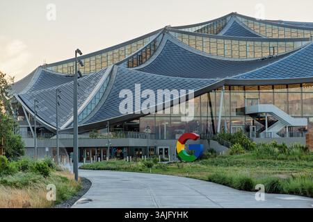 MOUNTAIN VIEW, CALIFORNIE, États-Unis - 10 MAI 2025 : le nouveau bâtiment du campus Google Bay View à Mountain View, Californie. Banque D'Images
