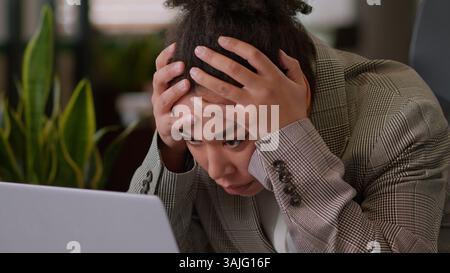 Afro-américaine femme d'affaires ethnique femme d'affaires employé gestionnaire de travailleur d'affaires dans le bureau heures supplémentaires travail en ligne épuisé fatigué fille triste femme femme Banque D'Images