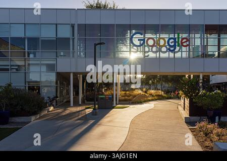 MOUNTAIN VIEW, CALIFORNIE, États-Unis - 10 MAI 2025 : Google est une société américaine spécialisée dans les services liés à Internet. Vue extérieure de Googleple Banque D'Images