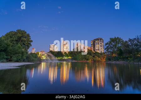 London, Ontario, Canada Skyline à l'heure bleue sur la Tamise. Banque D'Images