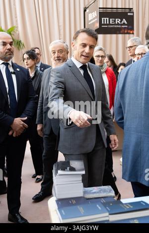 Paris, France. 11 avril 2025. Emmanuel Macron, Président de la République française, visite le Festival du livre de Paris, le 11 avril 2025 à Paris, France. Photo par Eric Tschaen/Pool/ABACAPRESS. COM Credit : Abaca Press/Alamy Live News Banque D'Images