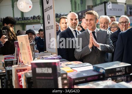 Paris, France. 11 avril 2025. Emmanuel Macron, Président de la République française, visite le Festival du livre de Paris, le 11 avril 2025 à Paris, France. Photo par Eric Tschaen/Pool/ABACAPRESS. COM Credit : Abaca Press/Alamy Live News Banque D'Images