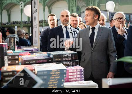 Paris, France. 11 avril 2025. Emmanuel Macron, Président de la République française, visite le Festival du livre de Paris, le 11 avril 2025 à Paris, France. Photo par Eric Tschaen/Pool/ABACAPRESS. COM Credit : Abaca Press/Alamy Live News Banque D'Images