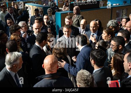 Paris, France. 11 avril 2025. Emmanuel Macron, Président de la République française, visite le Festival du livre de Paris, le 11 avril 2025 à Paris, France. Photo par Eric Tschaen/Pool/ABACAPRESS. COM Credit : Abaca Press/Alamy Live News Banque D'Images