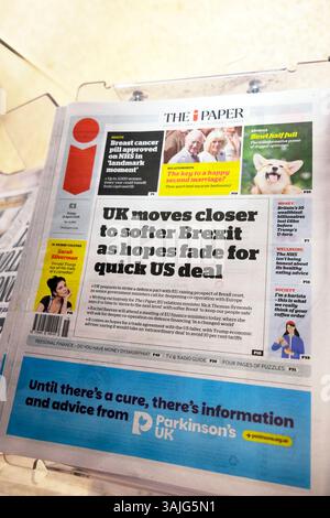 « Le Royaume-Uni se rapproche d'un Brexit plus souple alors que les espoirs d'un accord rapide avec les États-Unis s'estompent » le i paper ipaper journal titre première page la guerre commerciale tarifaire 11 avril 2025 Londres Royaume-Uni Banque D'Images