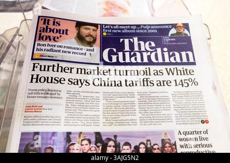 "De nouvelles turbulences sur le marché alors que la Maison Blanche dit que les tarifs douaniers de la Chine (Trump) sont de 145%" le journal Guardian titre la première page de la guerre commerciale tarifaire 11 avril 2025 Londres Royaume-Uni Banque D'Images