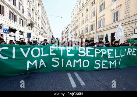 Roma, Italie. 11 avril 2025. Manifestazione vendredi pour l'avenir - Roma -Italia - Venerdì 11 Aprile 2025 - Cronaca - (foto di Cecilia Fabiano/LaPresse) manifestation du vendredi pour l'avenir Rome, Italie vendredi 11 avril 2025 - Actualités - (photo de Cecilia Fabiano/LaPresse) crédit : LaPresse/Alamy Live News Banque D'Images