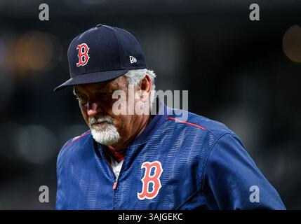 5 juillet 2017 :.L'entraîneur des Bullpen des Boston Red Sox Dana LeVangie (58 ans) retourne à la dugout lors d'un match entre les Boston Red Sox et les Texas Rangers au Globe Life Park à Arlington, Texas. Manny Flores/CSM Banque D'Images
