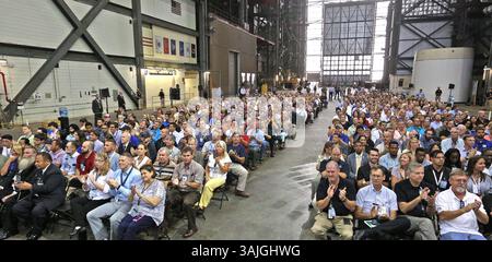 6 juillet 2017 - Kennedy Space Center, FL, États-Unis - les travailleurs du Kennedy Space Center applaudissent lors du discours du vice-président Mike Pence le jeudi 6 juillet 2017. Le vice-président Pence effectue sa première visite officielle au Kennedy Space Center pour visiter et en apprendre davantage sur le port spatial historique. (Crédit image : © Red Huber/TNS via ZUMA Wire) Banque D'Images