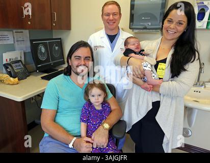10 mai 2017 - Miami, FL, États-Unis - Ricardo J. Komotar, MD, FAANS, directeur de neurooncologie chirurgicale de la FACS à l'hôpital de l'Université de Miami, a effectué une craniotomie éveillée sur la tumeur cérébrale de Taylor Hartsfield à la fin avril, et Hartsfield a chanté et parlé tout au long de la procédure. Le 10 mai 2017, Hartsfield et son épouse Davina, sa fille Reagan, âgée de 2 ans, et son fils nouveau-né Rocco, ont visité Dr Komotar pour un rendez-vous de suivi. (Crédit image : © Emily Michot/TNS via ZUMA Wire) Banque D'Images