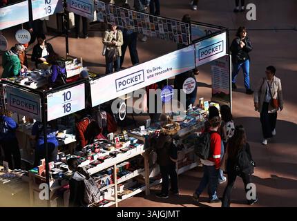 Paris, France. 11 avril 2025. Les gens assistent au Festival du livre de Paris 2025 au Grand Palais de Paris, France, le 11 avril 2025. L'événement de trois jours a débuté ici vendredi. Crédit : Gao Jing/Xinhua/Alamy Live News Banque D'Images