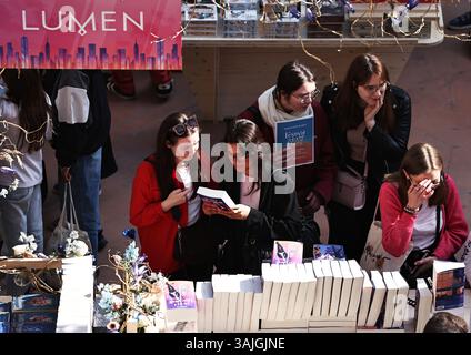 Paris, France. 11 avril 2025. Les gens assistent au Festival du livre de Paris 2025 au Grand Palais de Paris, France, le 11 avril 2025. L'événement de trois jours a débuté ici vendredi. Crédit : Gao Jing/Xinhua/Alamy Live News Banque D'Images