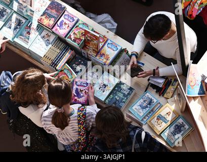Paris, France. 11 avril 2025. Les gens assistent au Festival du livre de Paris 2025 au Grand Palais de Paris, France, le 11 avril 2025. L'événement de trois jours a débuté ici vendredi. Crédit : Gao Jing/Xinhua/Alamy Live News Banque D'Images