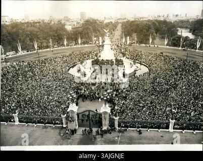 14 novembre 1973 - 14 novembre 1973 - 14 novembre 1973 mariage de la princesse Anne et du capitaine Mark Philllips à l'abbaye de Westminster. Photos : vue générale montrant une partie de la vaste foule qui s'est réunie à l'extérieur du palais de Buckingham alors qu'ils attendaient l'apparition sur le balcon de la princesse Anne et du capitaine Mark Phillips, après leur mariage à l'abbaye de Westminster. (Crédit image : © Keystone Press Agency/ISIPhotos via ZUMA Wire) Banque D'Images