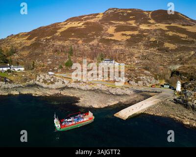 Vue aérienne depuis le drone du ferry Glenachuilish de Glenelg à Kylerhea sur Skye , Lochalsh, Highland, Écosse, Royaume-Uni Banque D'Images