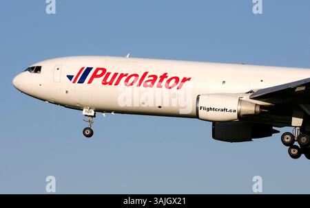 8 avril 2011 - Calgary (Alberta), Canada - Un avion de fret aérien McDonnell Douglas DC-10 (DC-10-30) appartenant à Purolator atterrit à Calgary. (Crédit image : © Larry MacDougal via ZUMA Wire) Banque D'Images