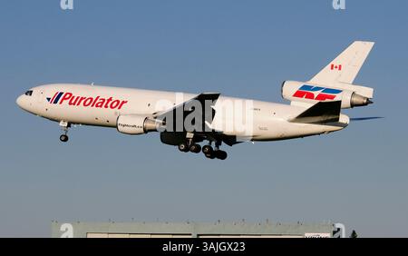8 avril 2011 - Calgary (Alberta), Canada - Un avion de fret aérien McDonnell Douglas DC-10 (DC-10-30) appartenant à Purolator atterrit à Calgary. (Crédit image : © Larry MacDougal via ZUMA Wire) Banque D'Images