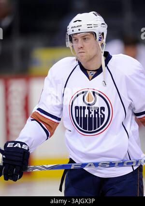 10 avril 2011 - Calgary, Alberta, Canada - photo de profil de joueur de la LNH sur Linus Omark des Oilers d'Edmonton lors d'un récent match à Calgary. (Crédit image : © Larry MacDougal via ZUMA Wire) Banque D'Images