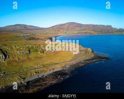 Vue aérienne depuis un drone d'une plage de Corran célèbre pour ses empreintes de dinosaures fossiles à Staffin, Trotternish, île de Skye, Hébrides intérieures, Écosse, U Banque D'Images
