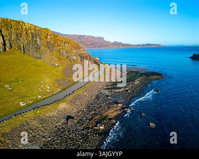 Vue aérienne depuis un drone d'une plage de Corran célèbre pour ses empreintes de dinosaures fossiles à Staffin, Trotternish, île de Skye, Hébrides intérieures, Écosse, U Banque D'Images