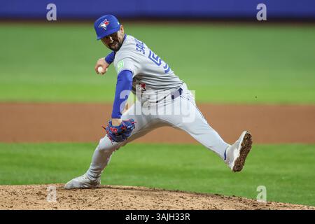 Le lanceur de secours des Blue Jays de Toronto Nick Sandlin #52 lance lors de la neuvième manche d’un match de baseball contre les mets de New York au Citi Field à Corona, New York, le samedi 5 avril 2025. (Photo : Gordon Donovan) Banque D'Images