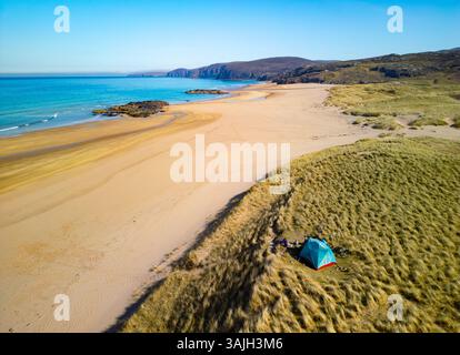 Vue aérienne depuis le drone de la plage et du paysage à Sandwood Bay, Sutherland, nord-ouest de l'Écosse, Royaume-Uni Banque D'Images