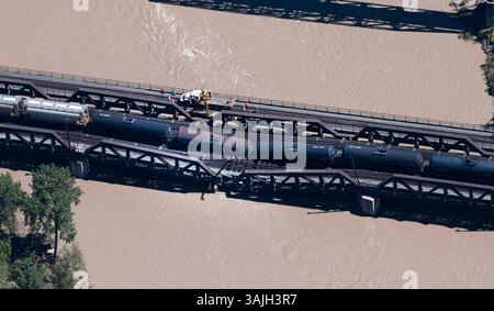 27 juin 2013 - Calgary, Alberta, Canada - des équipes travaillent sur les lieux de l'effondrement d'un pont ferroviaire et du déraillement de wagons au-dessus de la rivière Bow, au sud-est du centre-ville de Calgary, en Alberta, le jeudi juin . (Crédit image : © Larry MacDougal via ZUMA Wire) Banque D'Images