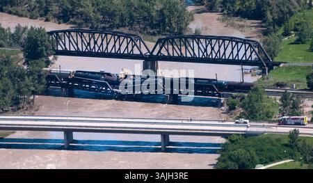 27 juin 2013 - Calgary, Alberta, Canada - des équipes travaillent sur les lieux de l'effondrement d'un pont ferroviaire et du déraillement de wagons au-dessus de la rivière Bow, au sud-est du centre-ville de Calgary, en Alberta, le jeudi juin . (Crédit image : © Larry MacDougal via ZUMA Wire) Banque D'Images