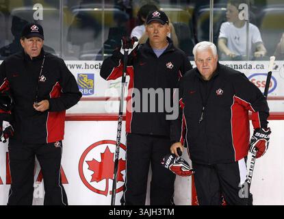 22 juil. 2013 - Calgary (Alberta), Canada - les entraîneurs associés Lindy Ruff, au centre, Ken Hitchcock, à droite, et l'entraîneur-chef Mike Babcock, à gauche, pendant le camp d'orientation olympique masculin de hockey dans la LNH à Calgary, en août. Mike Babcock reviendra à titre d'entraîneur-chef de l'équipe olympique canadienne de hockey. Ken Hitchcock, Lindy Ruff et Claude Julien seront les entraîneurs adjoints aux Jeux d’hiver de Sotchi, en Russie. (Crédit image : © Larry MacDougal via ZUMA Wire) Banque D'Images